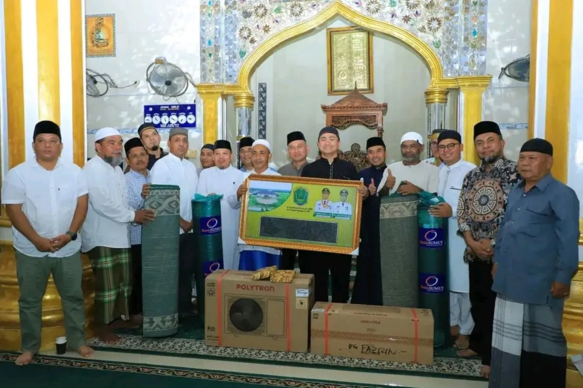 Bupati Labura Hendriyanto Sitorus berfoto bersama pengurus Masjid Baiturrahman, Desa Pulojantan, Kecamatan Na IX-X.