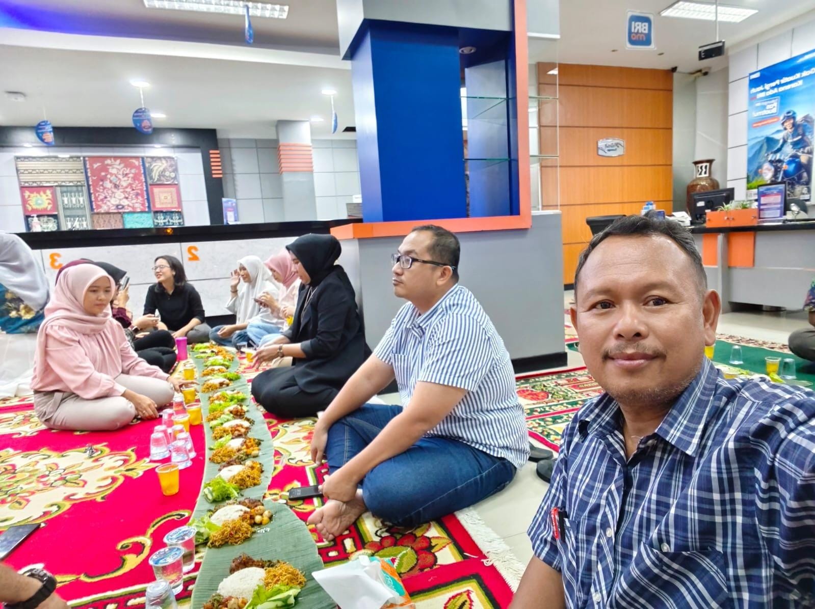 BRI cabang Padangsidimpuan Sambut ramadhan 1446 H, menggelar punggahan dan makan bersama bentuk rasa syukur perkuat silaturahmi sesama pekerja.