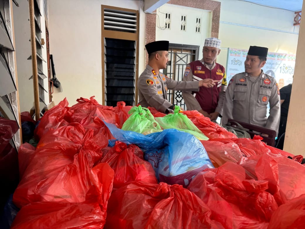 Kapolres Tapsel AKBP Yasir Ahmadi, didampingi Ketua Bhayangkari Cabang Tapsel,Ny Meylinda Yasir Ahmadi bagikan 320 paket daging sapi dan paket sembako.