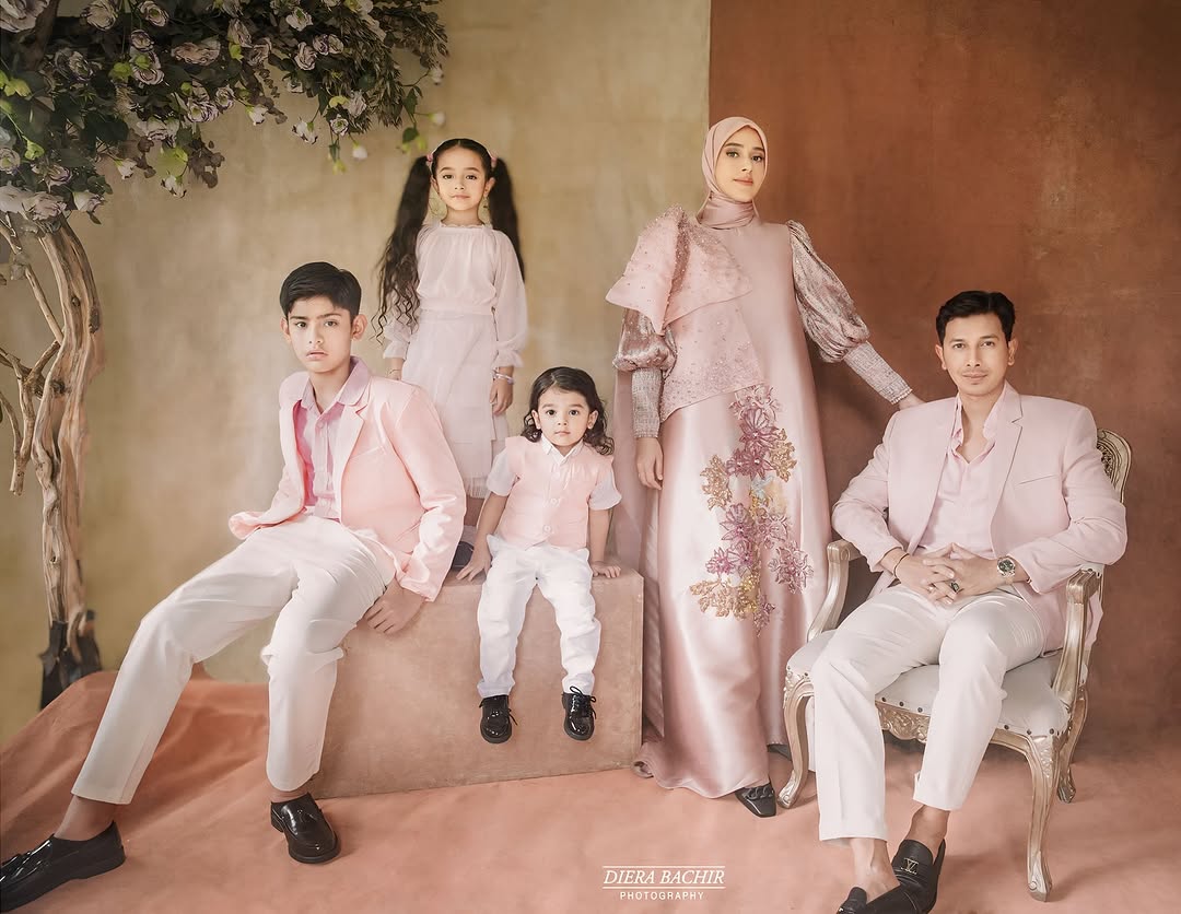 Fairuz A Rafiq bersama suami dan anak.