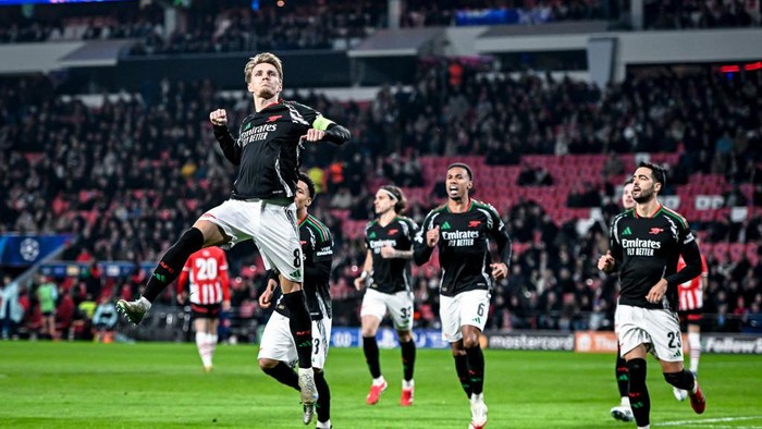 Arsenal berpesta gol di markas PSV Eindhoven. The Gunners membantai tanpa ampun Boeren 7-1.