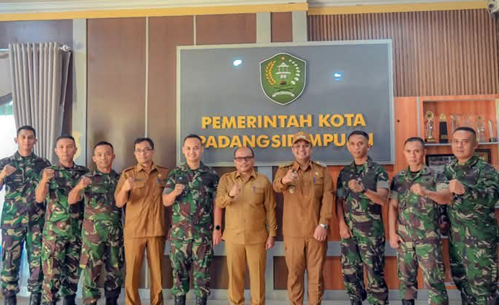 Wali Kota Padangsidimpuan H. Letnan Dalimunthe didampingi Wakil Wali Kota H. Harry Pahlevi menerima kunjungan silaturahmi Danyon 123/Rajawali, Letkol Inf. Anhar Agil Gunawan.