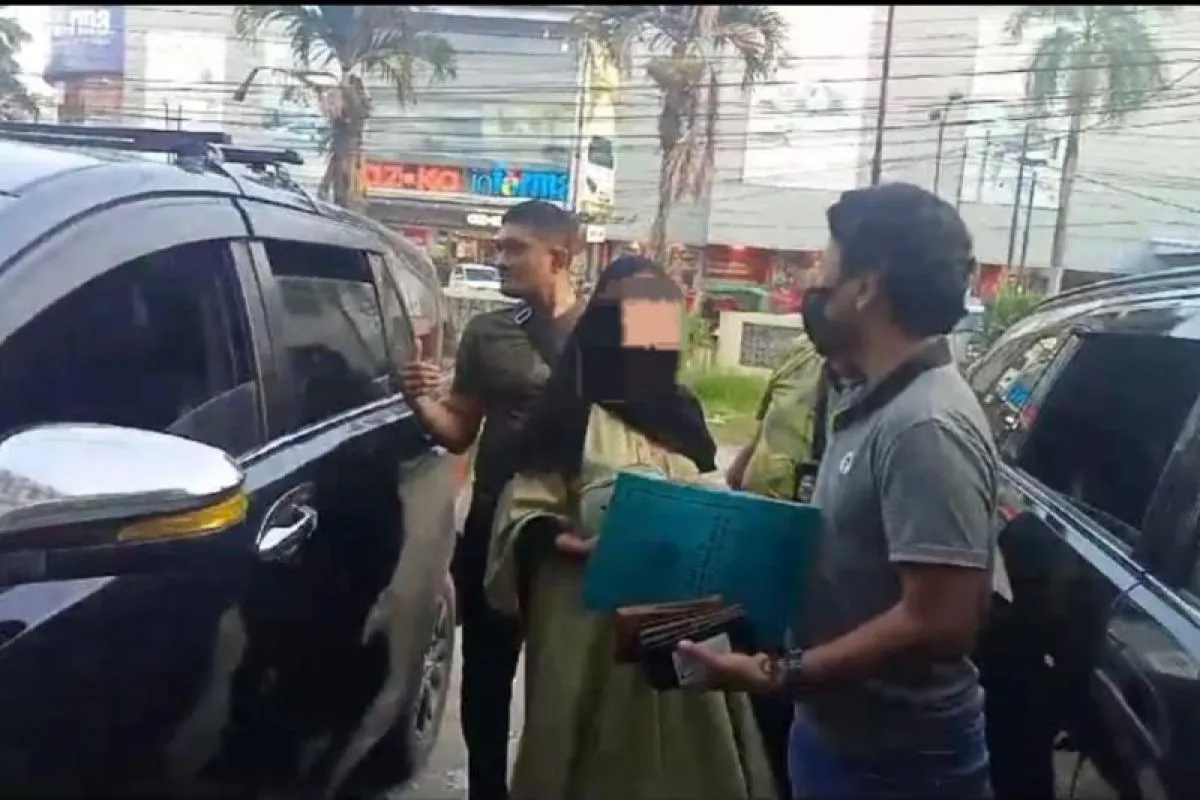 Penangkapan agen PMI illegal.