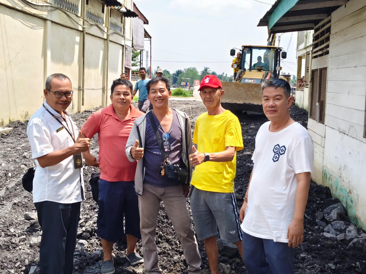 Gotong royong masyarakat untuk pengerasan dan peningkatan badan jalan di Jalan Tiga Sen, Tanjungbalai.