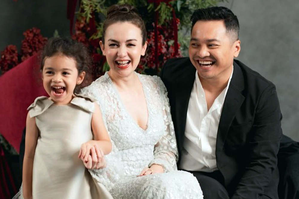 Rianti Cartwright bersama suami dan anak.