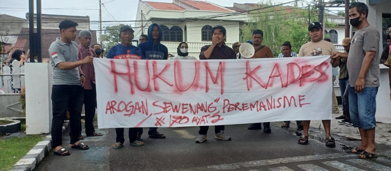 Demo masyarakat Desa Sei Lunang Kecamatan Sei Kepayang Timur di Kantor PN Tanjungbalai.