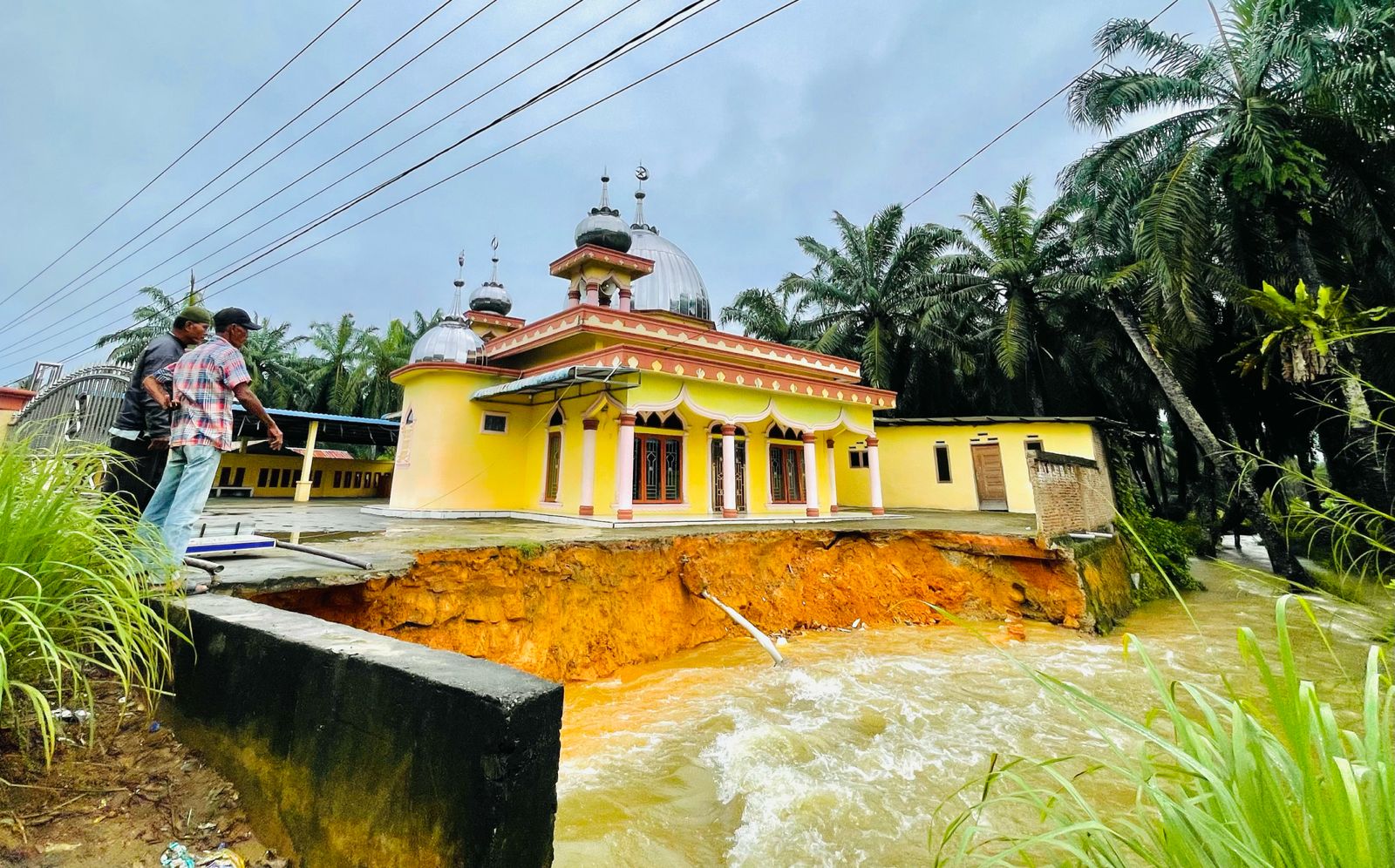 Tembok bagian samping mesjid yang tergerus banjir.
