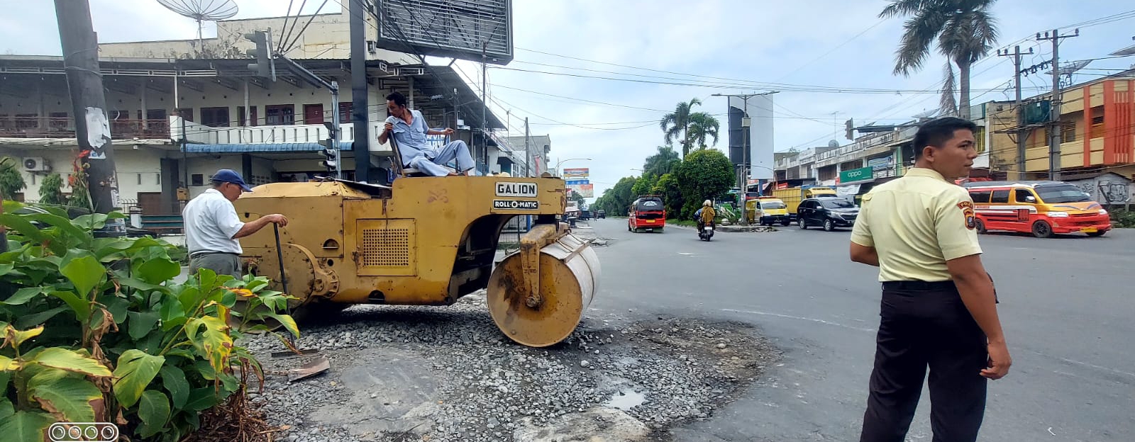 Perbaikan jalan rusak di Jln Pdt Justin Sihombing yang dilakukan pihak PT STTC.