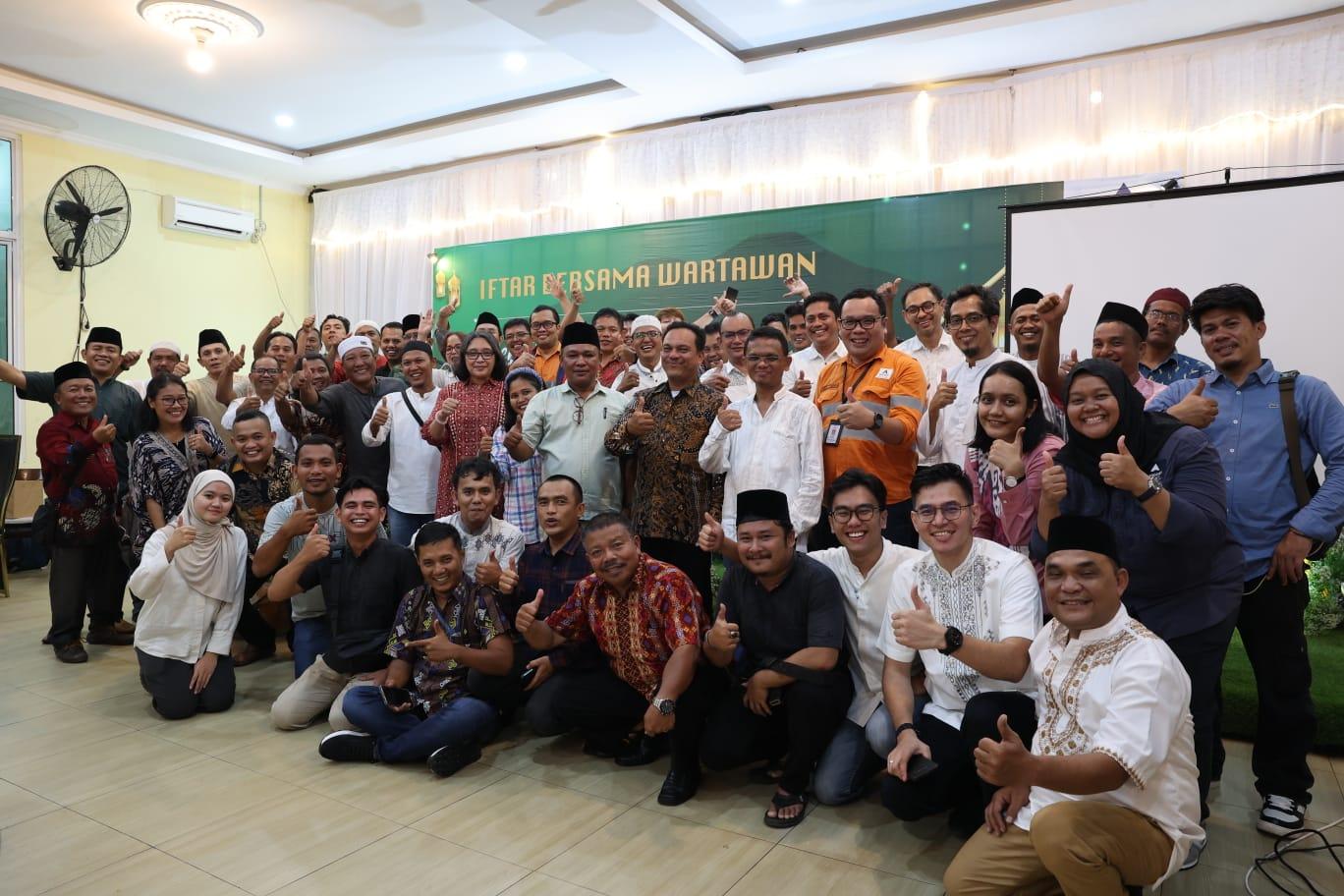 Jajaran pejabat PTAR Martabe foto bersama puluhan wartawan di acara buka puasa (Iftar) bersama wartawan di Kafe Matahari Mangga Dua, Pandan, Tapanuli Tengah, Selasa (4/3).