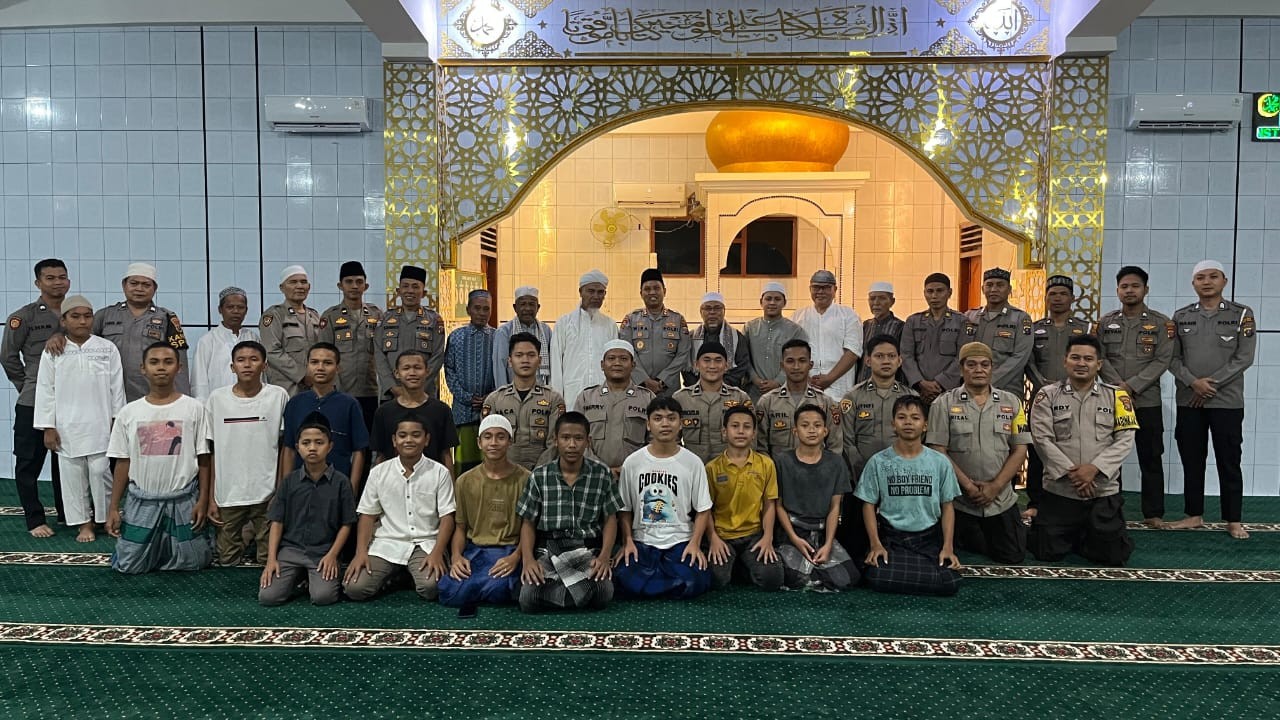 Kapolres AKBP Dr Wira Prayatna JPU Polres Padangsidimpuan sholat tarawih berjamaah bersama masyarakat di Masjid Baiturahman Jalan Mawar.