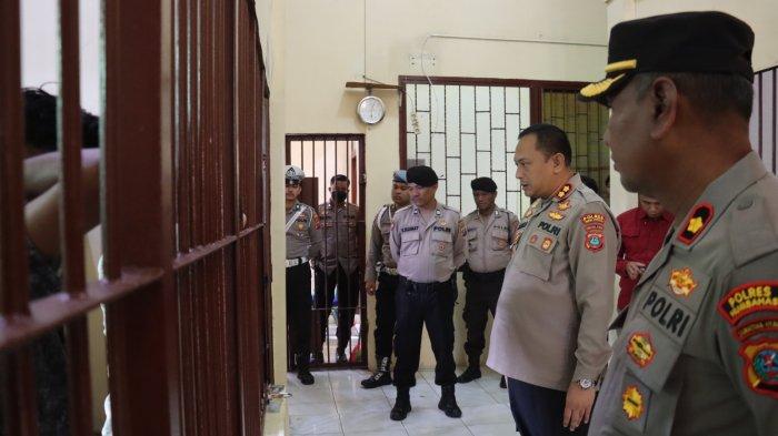 Kapolres Humbahas AKBP Hary Ardianto, didampingi jajaran melakukan pengecekan ruang tahanan untuk memastikan keamanan, kebersihan, dan pengawasan yang ketat di Mapolres Humbahas.