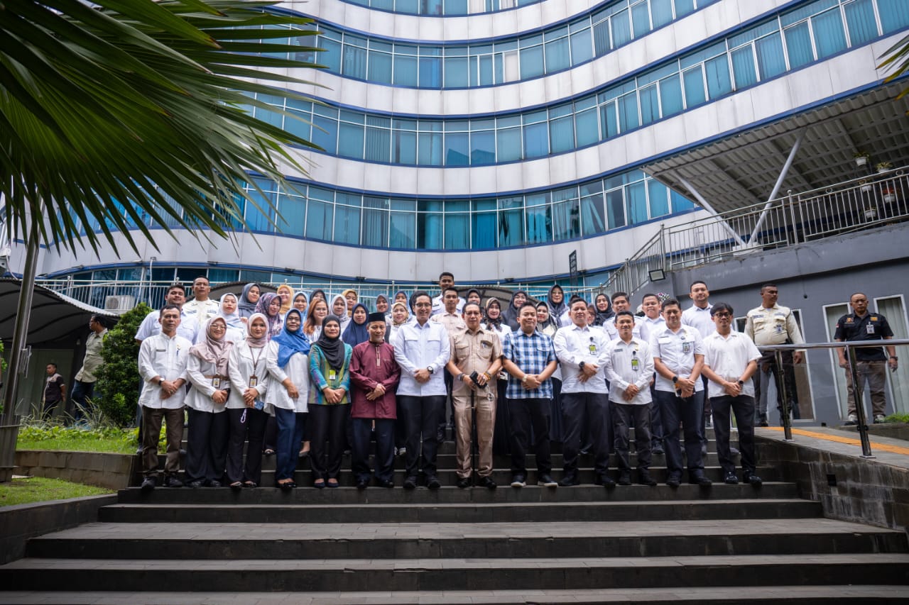 Wali Kota Medan Rico Waas dan Ketua DPRD Medan, Wong Chun Sen diabadikan bersama para ASN dan staf di DPRD Medan usai bersilaturahmi pada Rabu (5/3/2025).