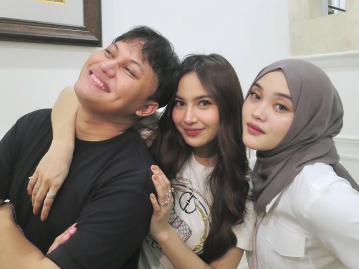 Mahalini Raharja (tengah) bersama suami dan ipar.