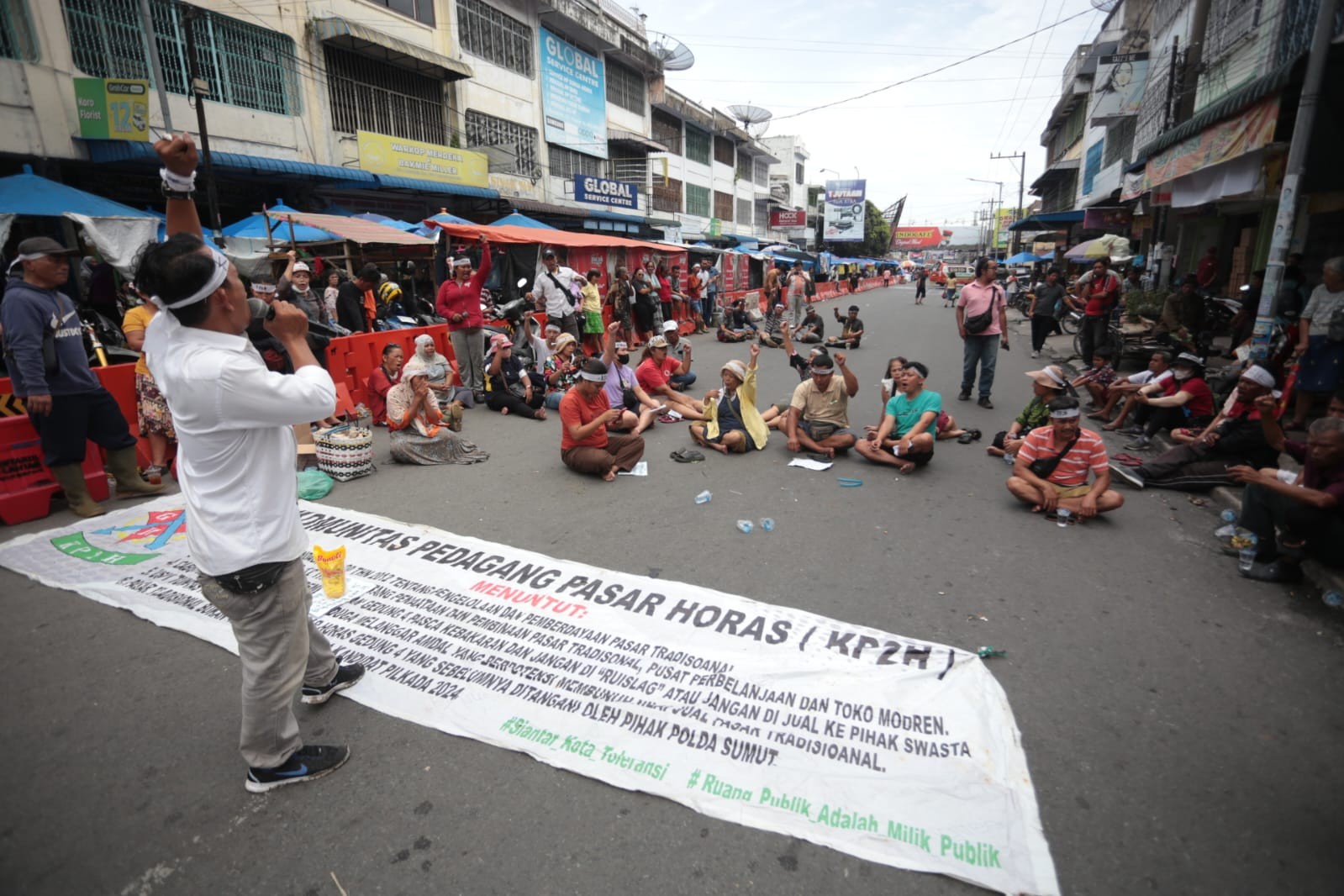 Aksi para pedagang Pasar Horas memblokir Jalan Merdeka Pematangsiantar.