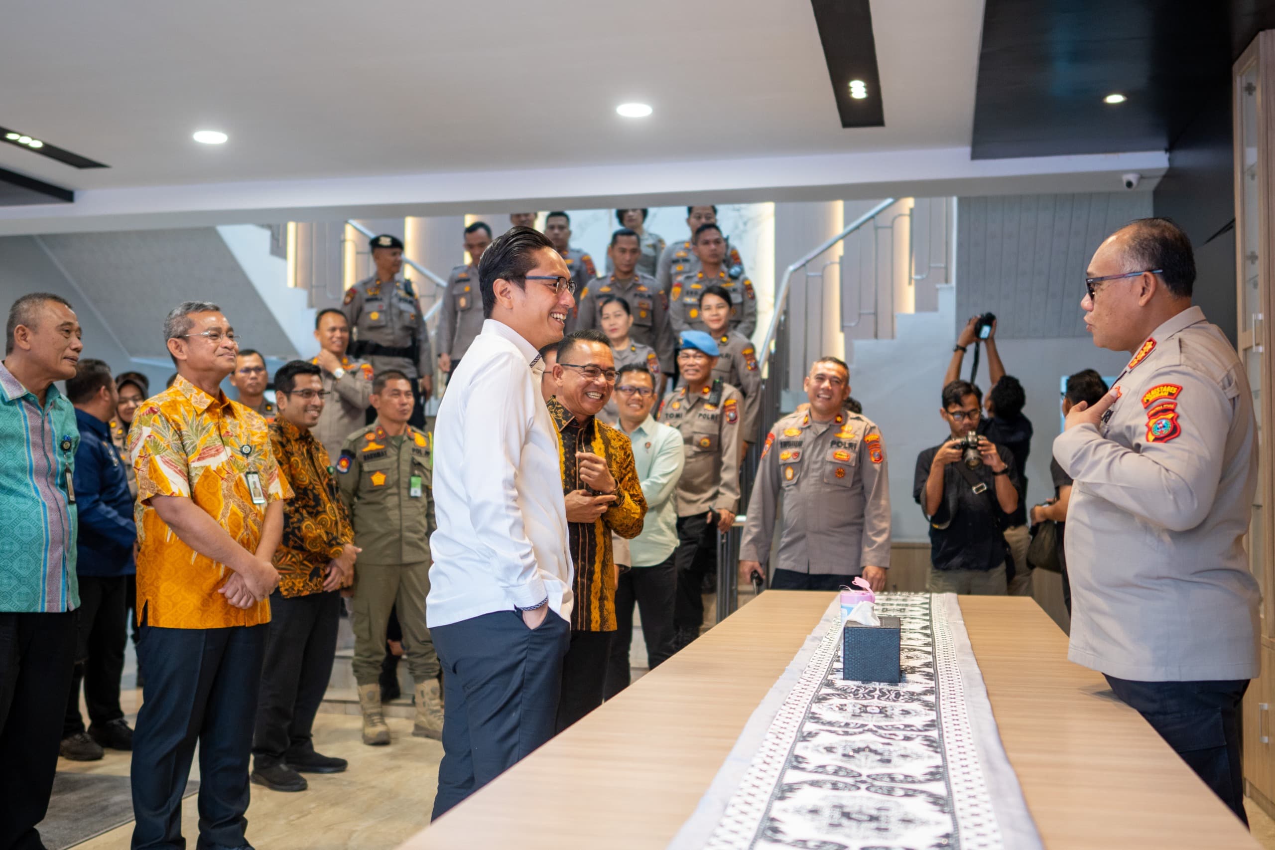 Wali Kota Medan Rico Tri Putra Bayu Waas saat bersilaturahmi dengan Kapolrestabes Medan Kombes Pol Gidion Arif Setyawan di Kantor Polrestabes Medan, Kamis (6/3/2025).