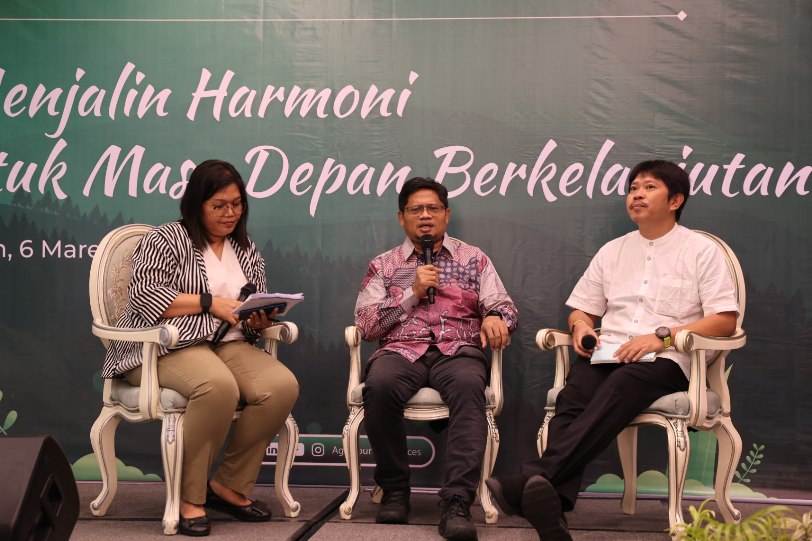 Manager Environmental PTAR, Mahmud Subagya (kanan), Dr Onrizal, Profesor Asosiasi di USU bidang ekologi hutan tropis dan konservasi keanekarahaman hayati (tengah) dalam talk show di Medan.
