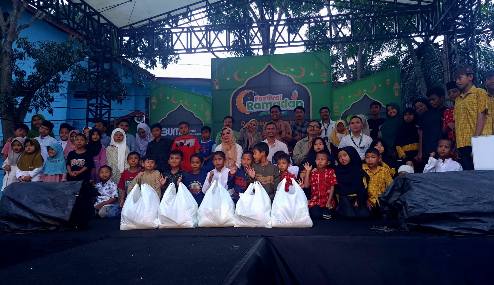 Pimpinan dan pegawai Pegadaian Padangsidimpuan bersama anak yatim dalam Festival Ramadan Pegadaian, Rabu (5/3/2025) di UMTS Padangsidimpuan. (Samman/MetroDaily)