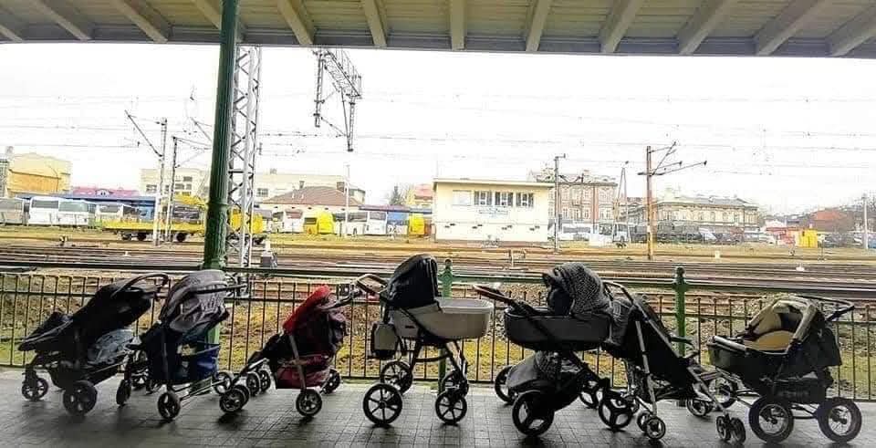 Ibu-ibu Polandia meninggalkan kereta bayi di stasiun KA untuk pengungsi Ukraina.