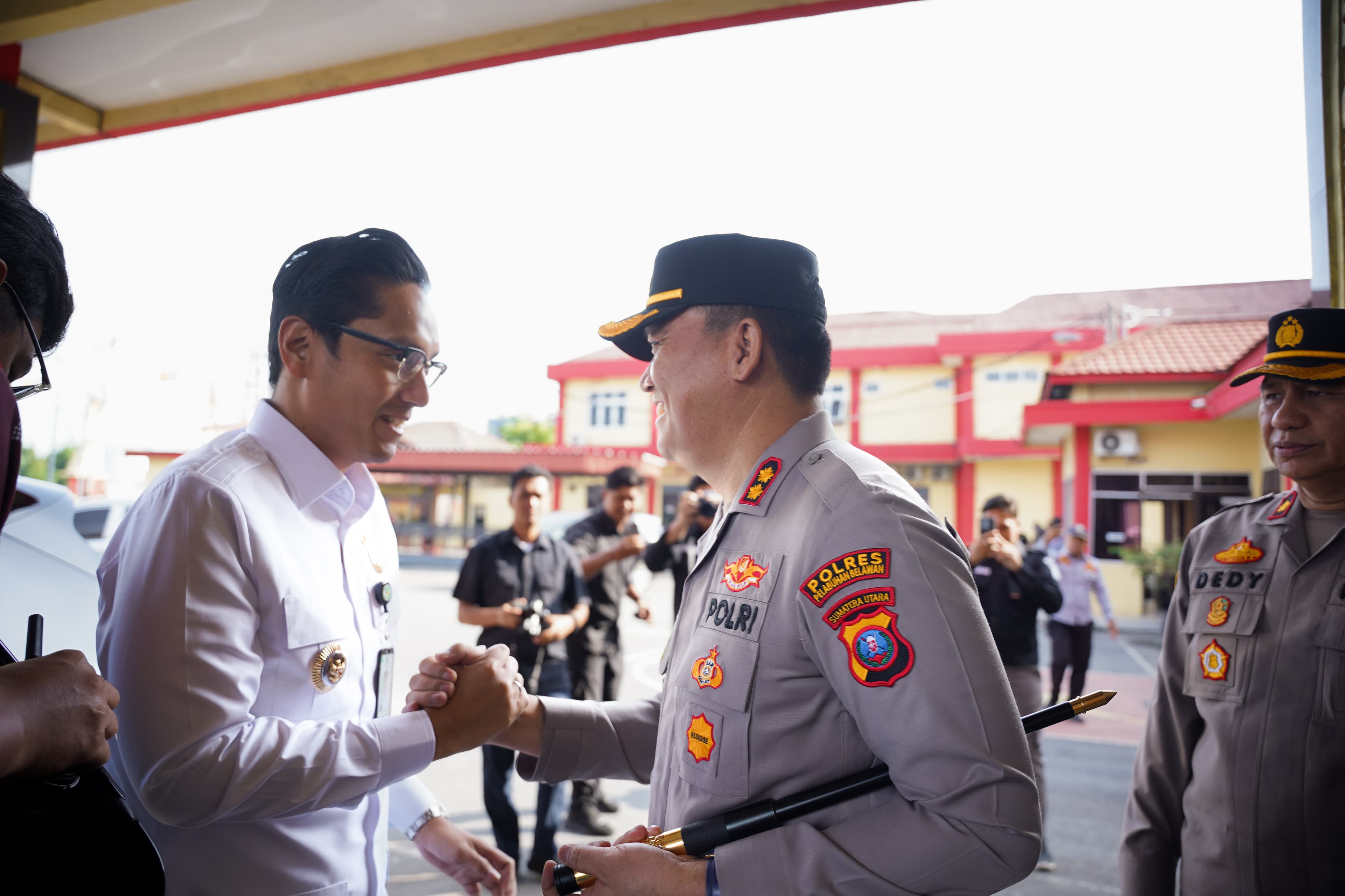 Wali Kota Medan Rico Tri Putra Bayu Waas saat bersilaturahmi dengan Kapolres Pelabuhan Belawan AKBP Janton Silaban SH, SIK, MKP, di Mako Polres Pelabuhan Belawan, Jumat (7/3/2025).