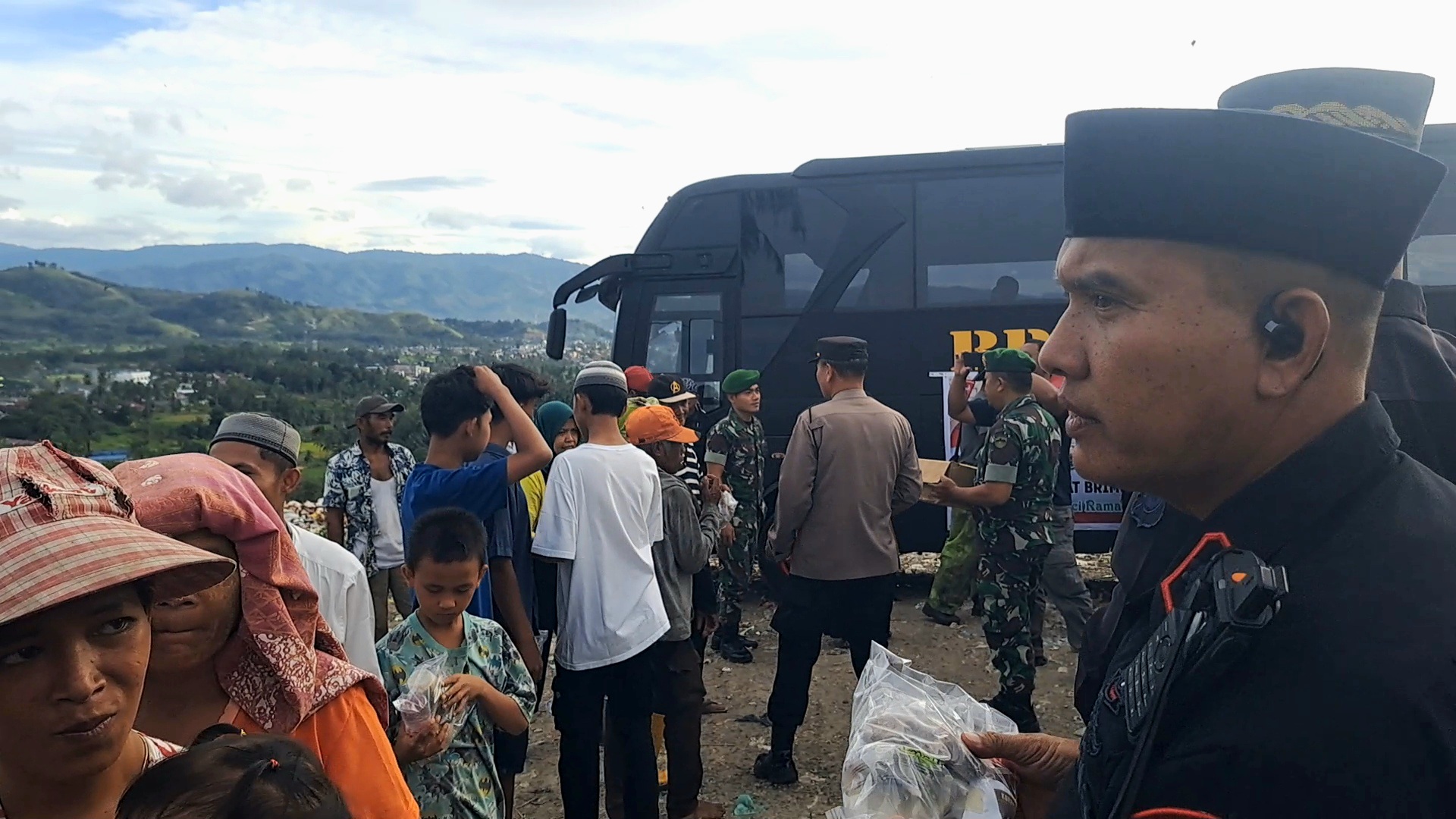 Wadanyon C Brimob Poldasu membagikan takjil bagi warga di TPA Batubola, Desa Siparau, Kecamatan Psp Batunadua, Kota Padangsidimpuan, Jumat (7/3/2025). (Samman/MetroDaily)