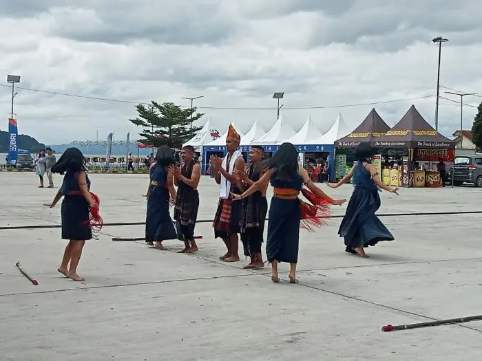 Tortor remaja memadu kasih oleh SMA Negeri 1 Uluan pada perayaan HUT Kabupaten Toba.