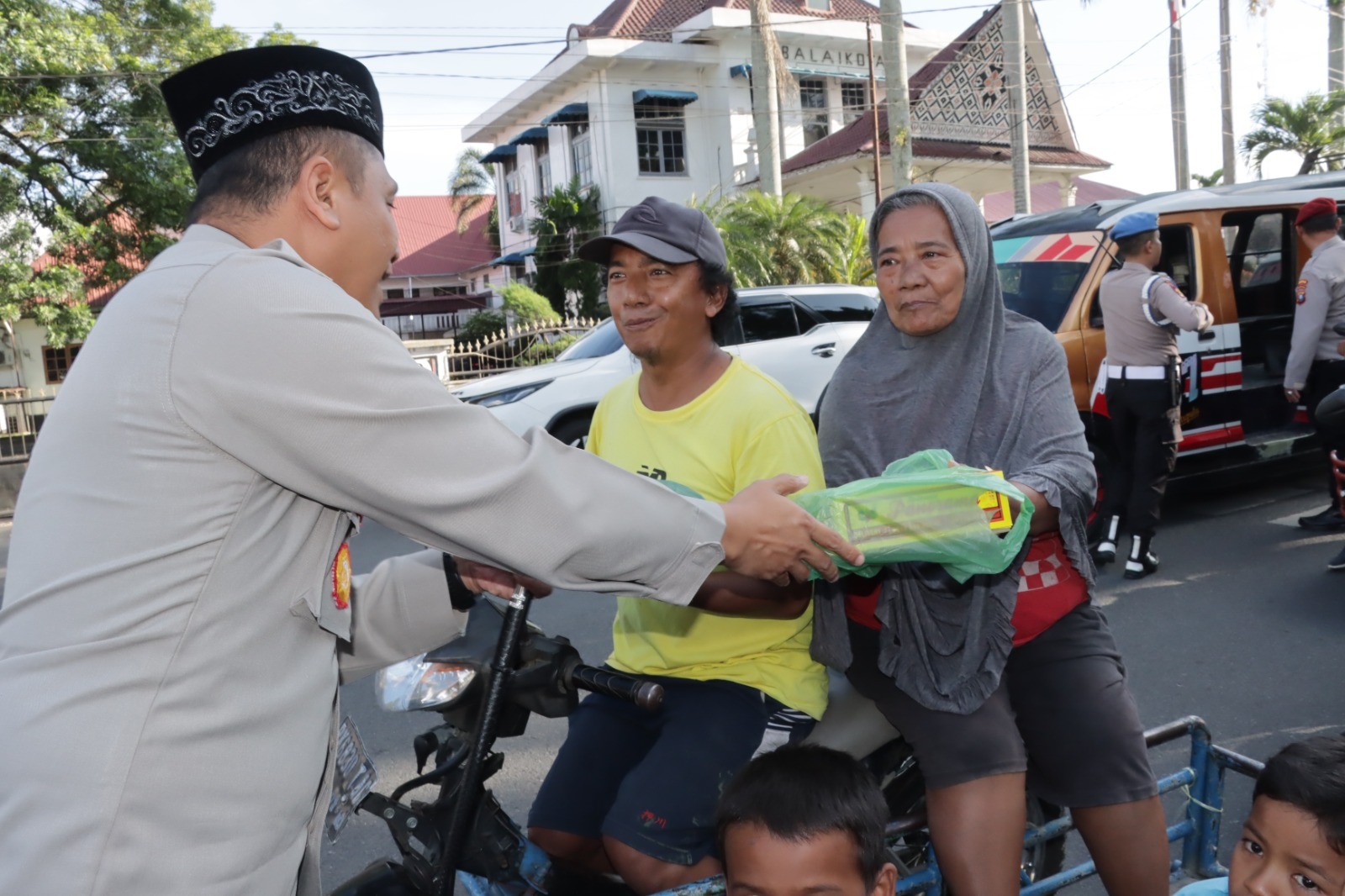 Polres Pematangsiantar berbagi takjil.