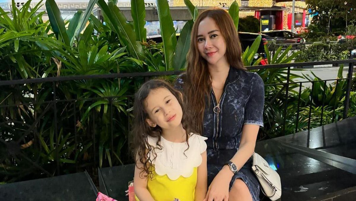 Aura Kasih bersama putrinya.