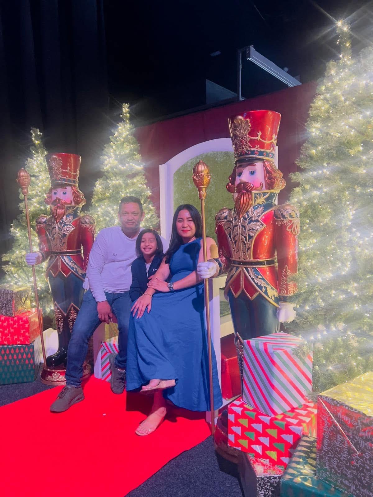 Abraham Sihombing bersama ayahnya Joey Sihombing dan Ibunya One Mei boru Tambunan.