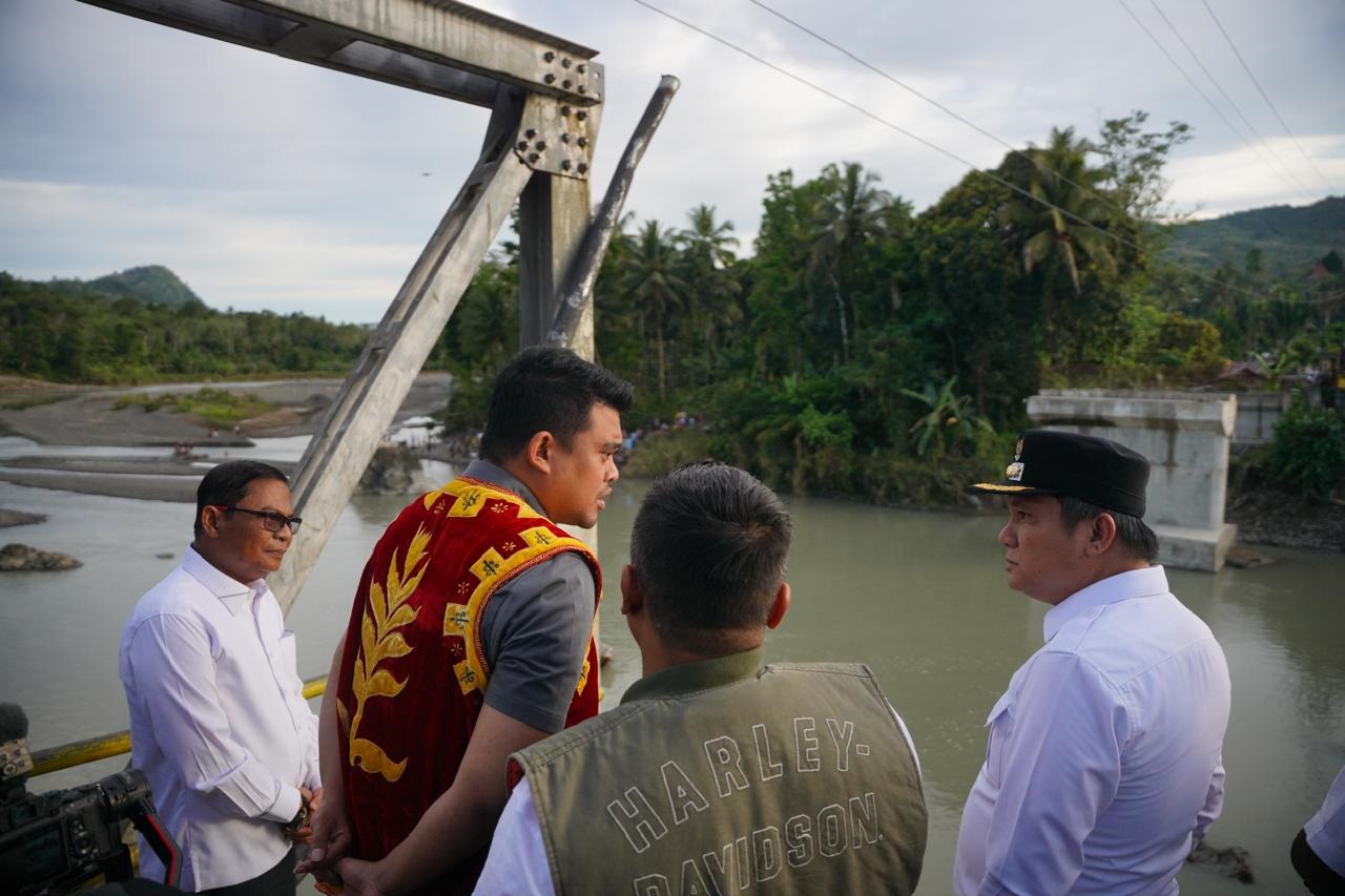 Gubernur Sumut Bobby Nasution meninjau jembatan ambruk di Desa Tuwuna, Kecamatan Mandrehe, Kabupaten Nias Barat, Minggu (9/3/2025).