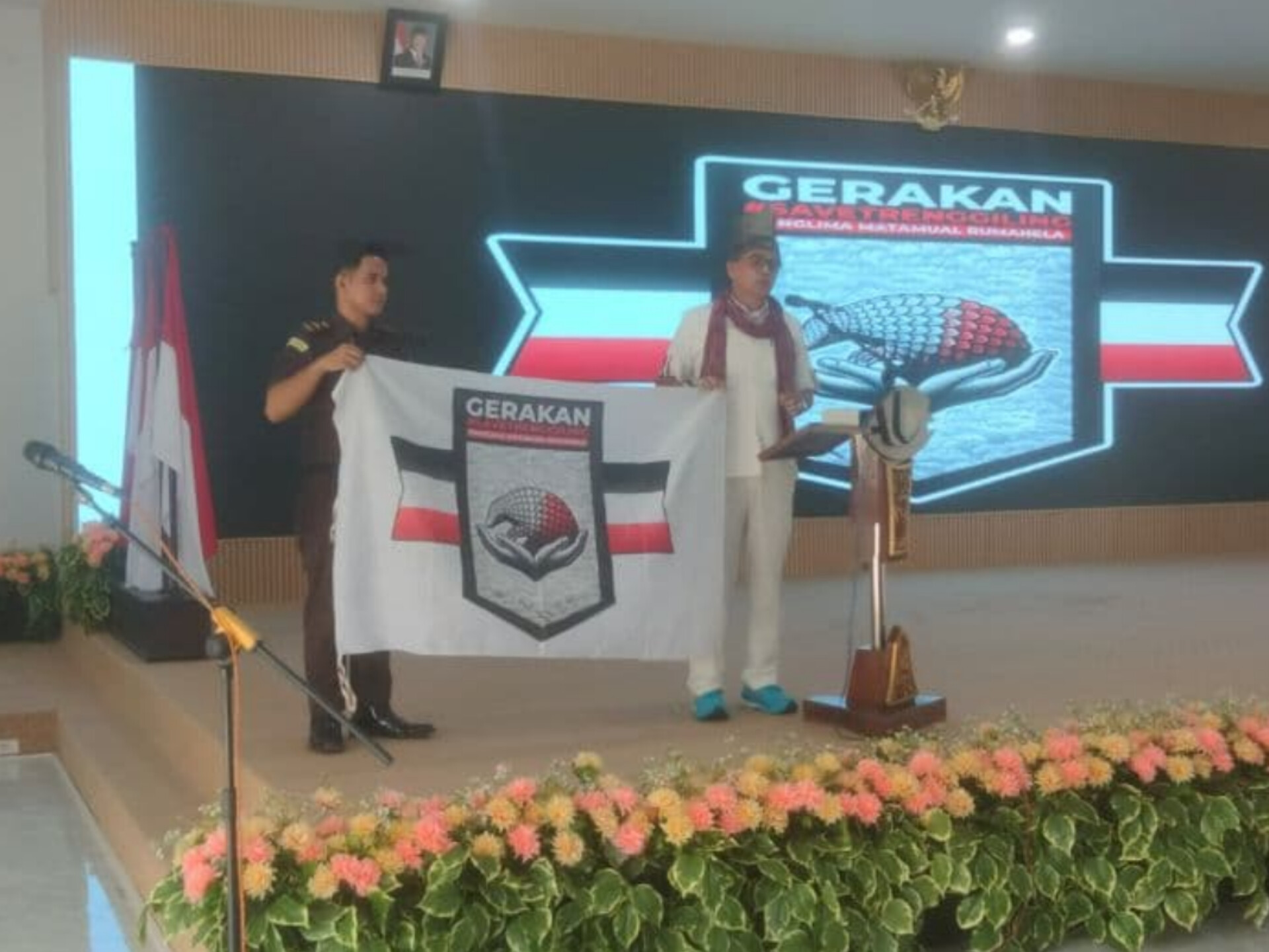 Anggota Komisi III DPR RI Hinca Panjaitan membentangkan bendera bertuliskan "Save Trenggiling" saat kunker di Kantor Bupati Asahan, Senin (10/3