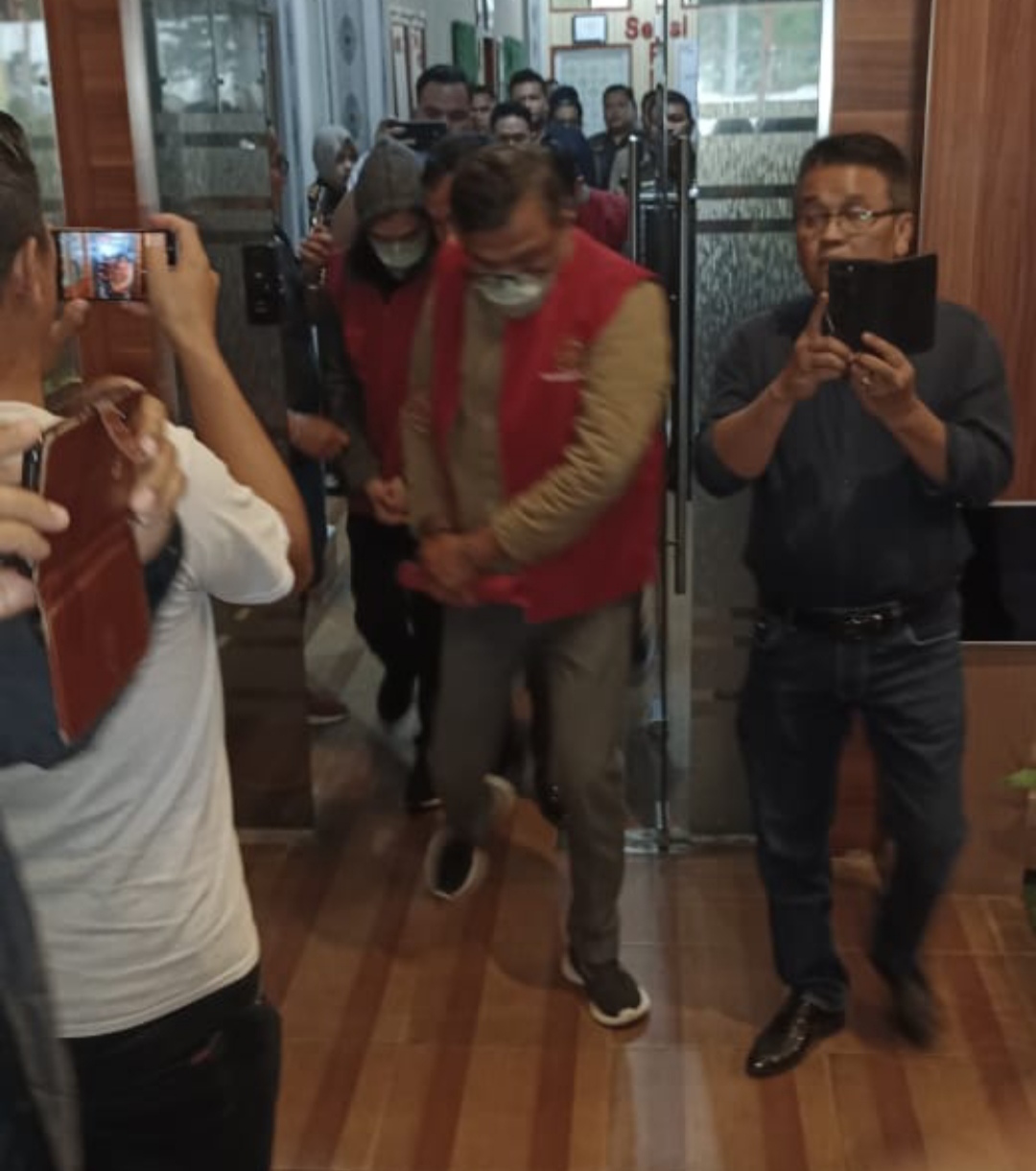 Keempat tersangka digiring dari ruangan Kejaksaan Negeri Humbang Hasundutan untuk dimasukkan ke mobil tahanan dikirim ke Rutan Kelas IIb Humbahas selama 20 hari kedepan, Senin (10/3/2025).