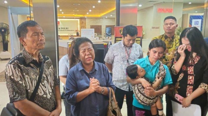 Keluarga Iptu Tomi Marbun di Mabes Polri, Jakarta.