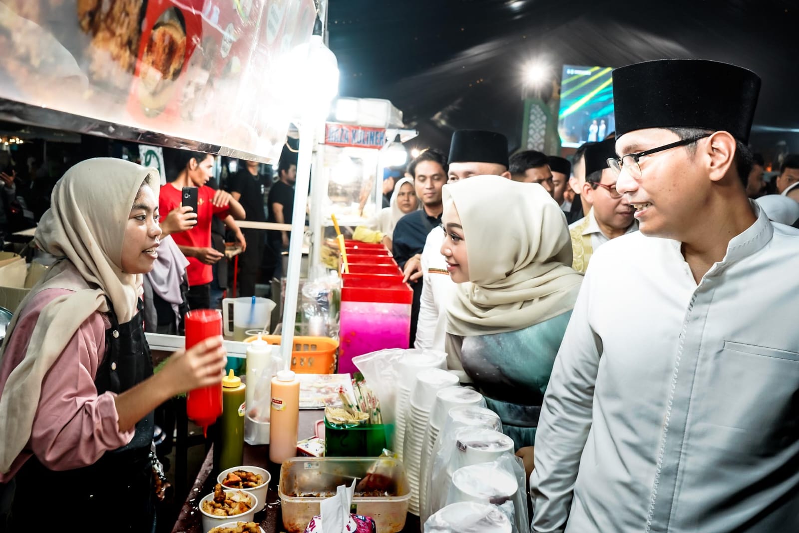 Wali Kota Rico Waas saat secara resmi membuka Ramadhan Fair XIX, Sabtu (8/3/2025) malam, di Taman Sri Deli, Jalan Sisingamangaraja, Medan.
