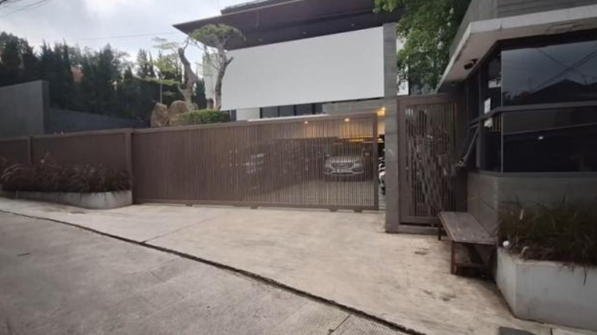 Rumah mantan Gubernur Jawa Barat, Ridwan Kamil, di Jalan Gunung Kencana, Kecamatan Cidadap, Kota Bandung, Senin (10/3/2025).