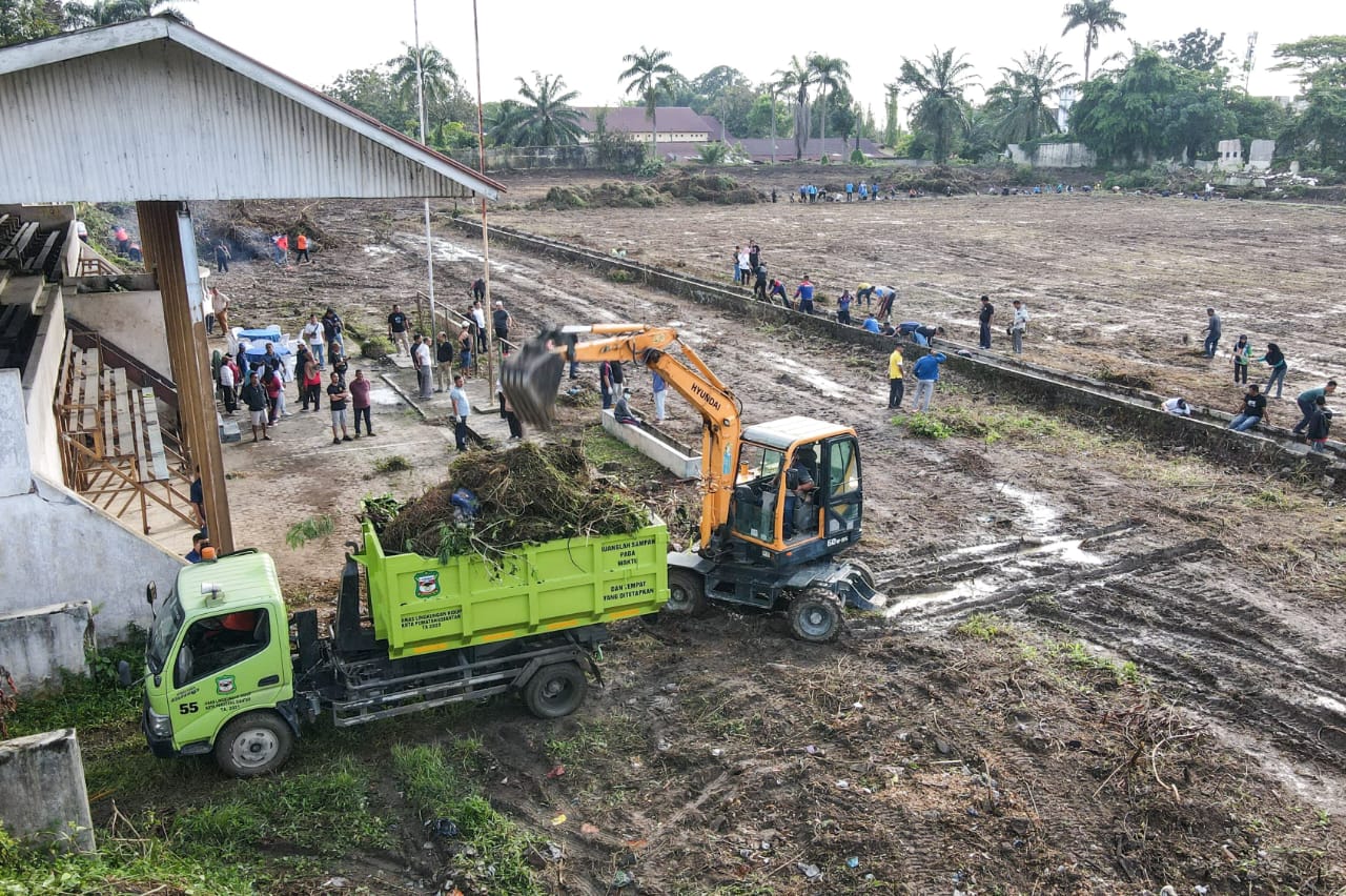 Stadion Sang Naualuh yang mulai bersih.