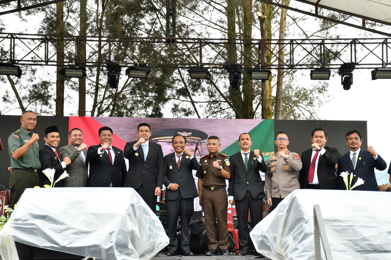 Gubernur Sumatera Utara Bobby Afif Nasution serta Bupati Samosir Vandiko T. Gultom, Wabup Ariston Tua Sidauruk serta undangan pada HUT Samosir ke-XXI.  &nbsp;