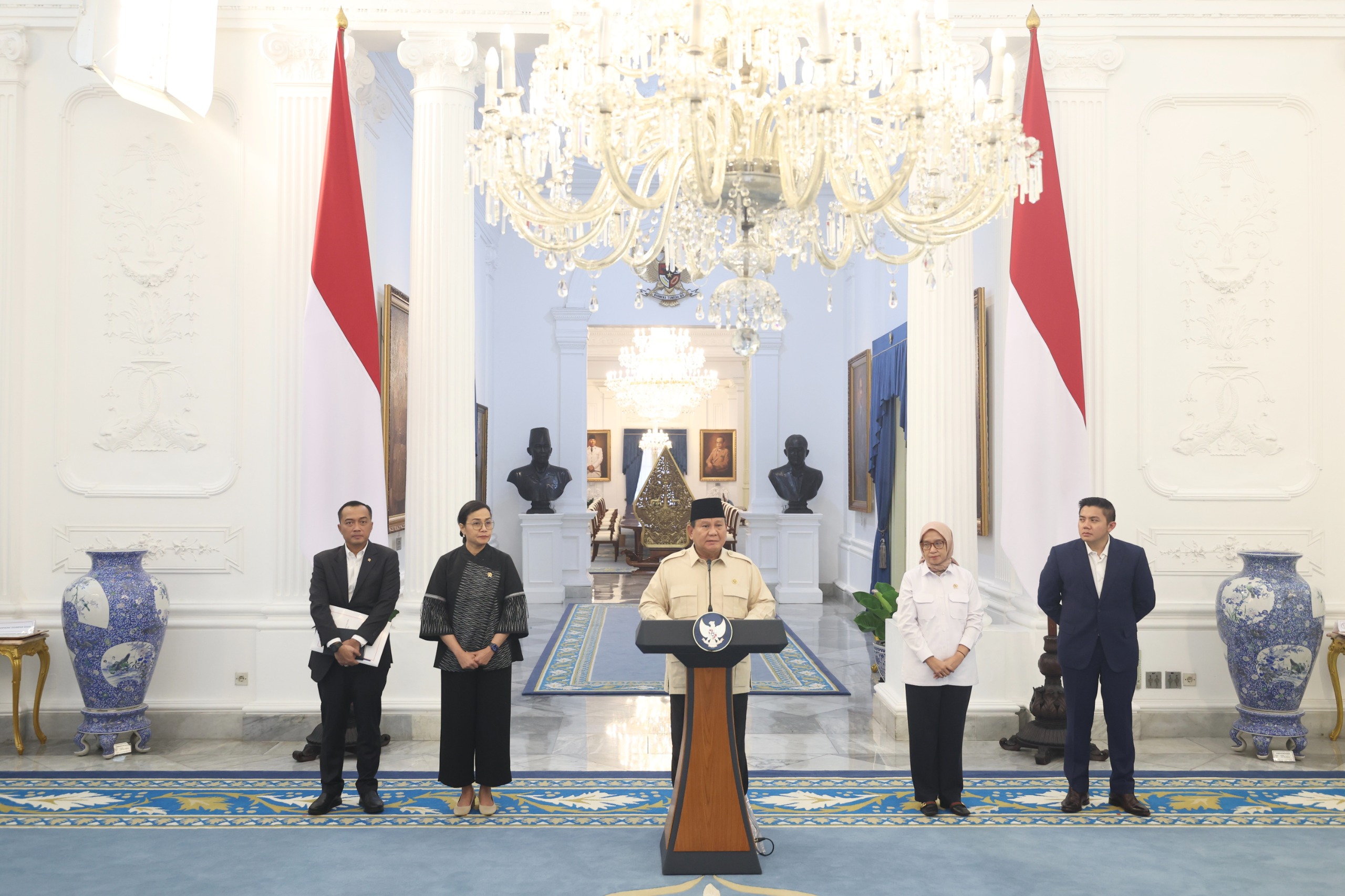 Presiden RI Prabowo Subianto mengumumkan pemberian THR untuk ASN, PPPK, TNI-Polri, hakim, dan pensiunan.