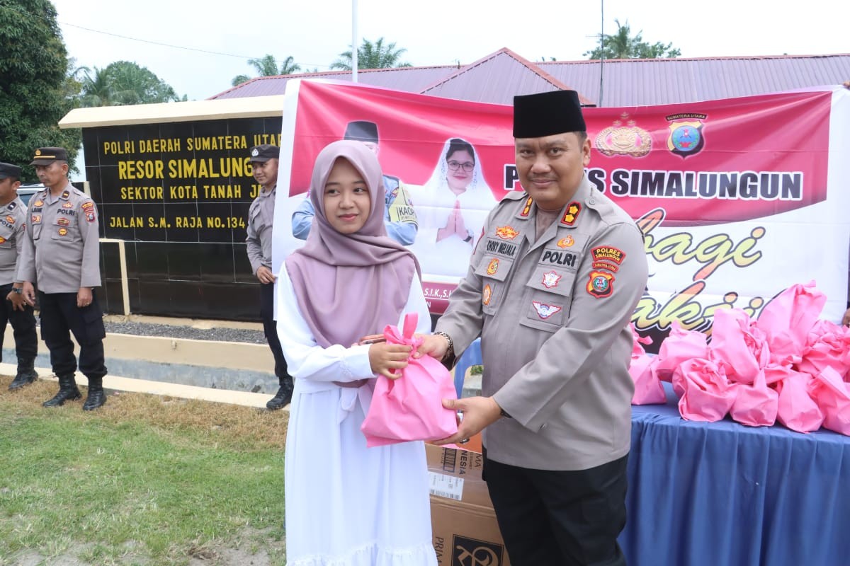 Polres Simalungun berbagi takjil.