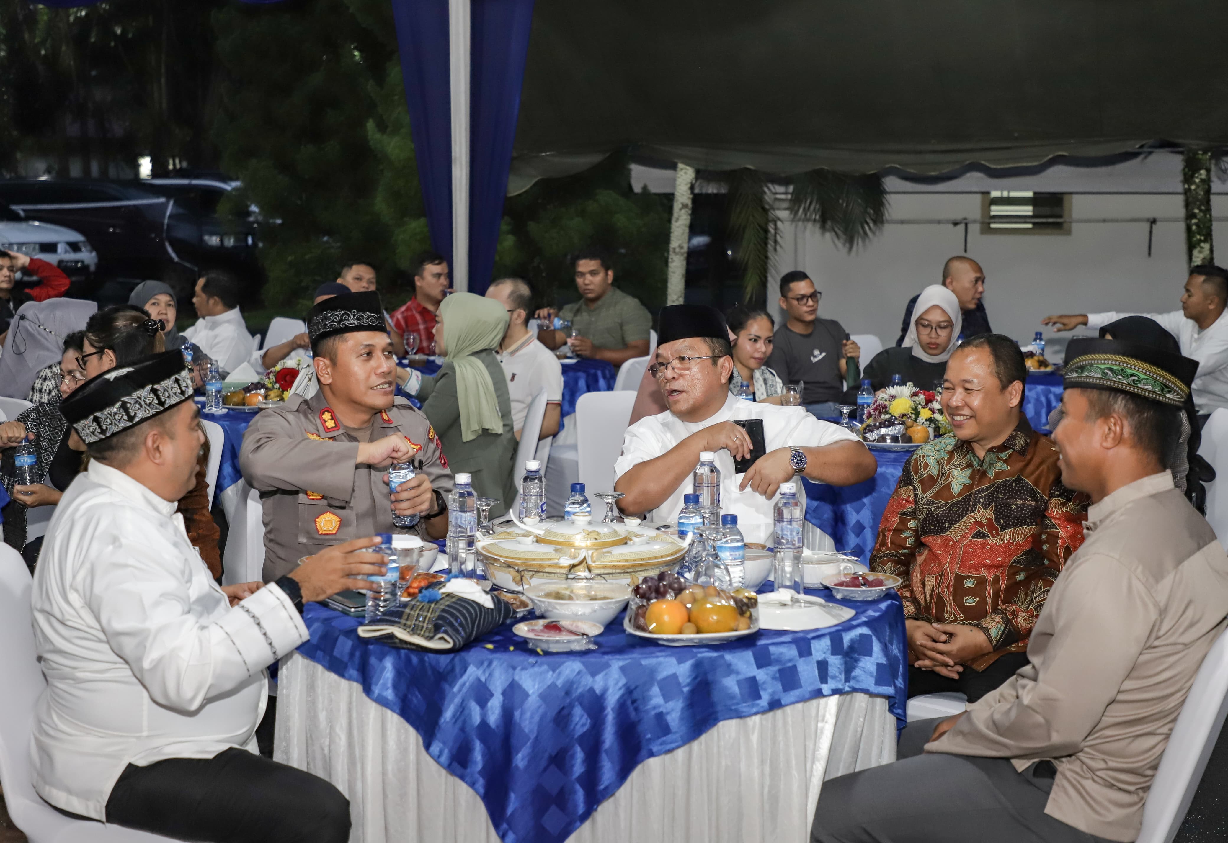 Wali Kota Pematangsiantar Wesly Silalahi dan Wakil Wali Kota Herlina berbuka puasa bersama DPRD dan Forum Koordinasi Pimpinan Daerah (Forkopimda) Kota Pematangsiantar.