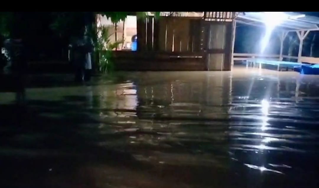 Rumah di Lingkungan II, Kelurahan Hanopan Sibatu, Kecamatan Padangsidimpuan Selatan, direndam air.