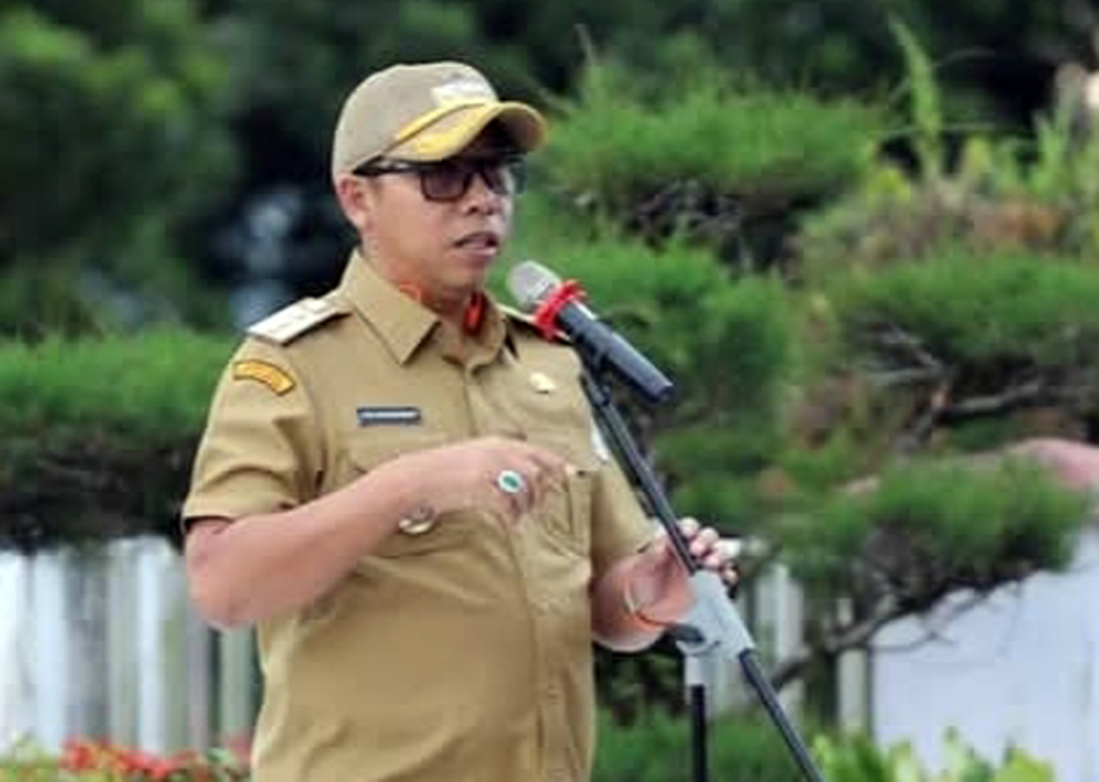 Bupati Tapanuli Utara Dr. Jonius Taripar Parsaoran Hutabarat, S.Si, M.Si (JTP)saat memimpin apel pagi ASN, di halaman Kantor Bupati Tapanuli Utara, Selasa (11/03/2025).
