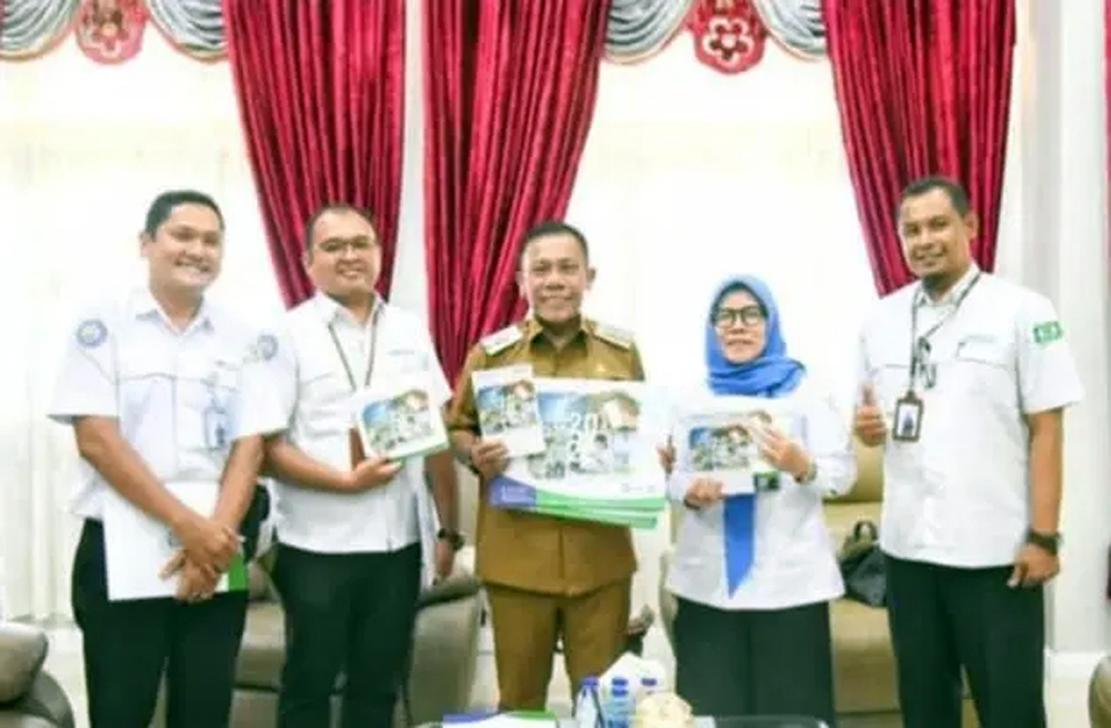 Bupati Tapteng Masinton Pasaribu saat menerima kunjungan Kepala BPJS Kesehatan Kota Sibolga dr Nur Eva Farundury.