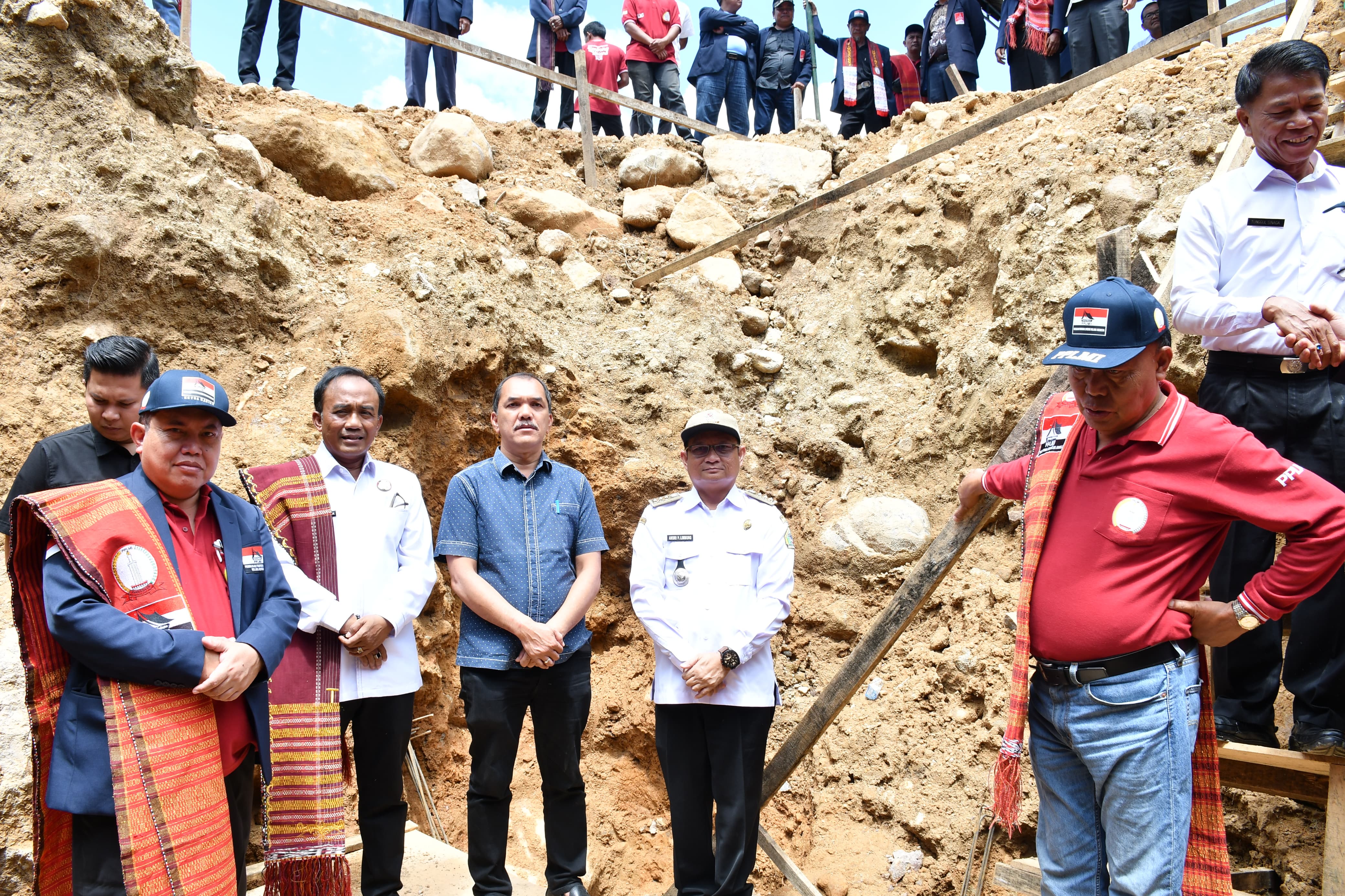 Peletakan batu pertama pembangunan Salib Hangoluan di Kecamatan Sianjur Mula-mula, Samosir.