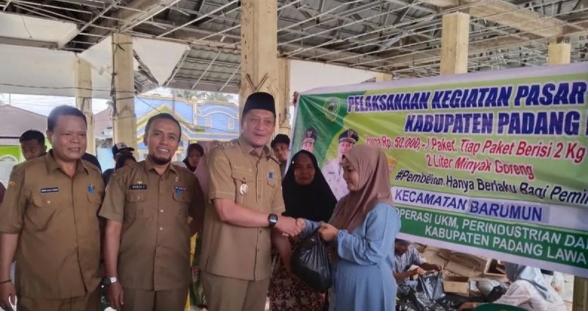 Wabup Palas Achmad Fauzan Nasution membuka simbolis kegiatan pasar murah kebutuhan pokok di tribun Lapangan Merdeka Sibuhuan.