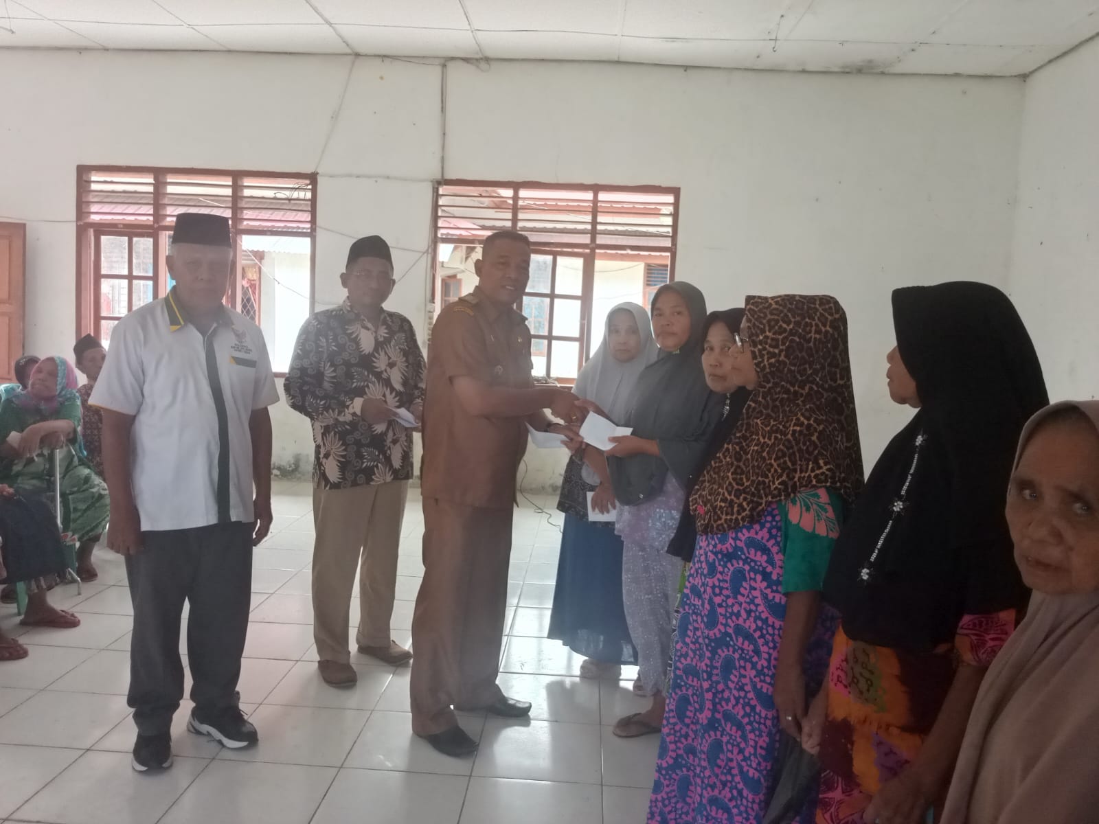 Penyerahan santunan zakat kepada mustahiq, Selasa (1132025).