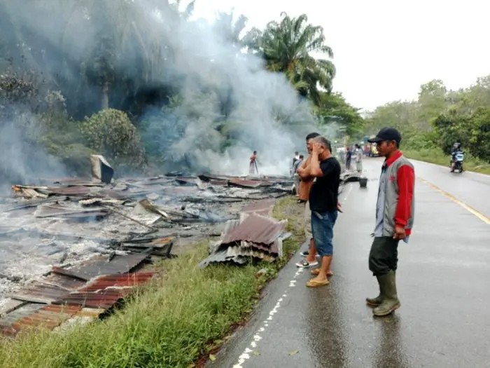 Puing-puing rumah yang terbakar di Jalan Lintas Gunung Tua, Paluta.