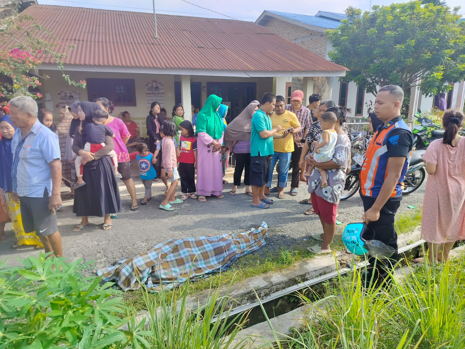 Seorang pria tanpa identitas (Mr. X) tewas setelah tersambar kereta api yang melaju di jalur kereta api Kelurahan Gambir Baru, Kecamatan Kota Kisaran Timur, Kabupaten Asahan, Rabu (12/3/2025) pagi.