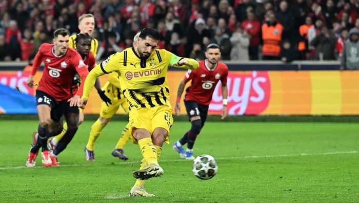 Emre Can mencetak gol untuk Borussia Dortmund.
