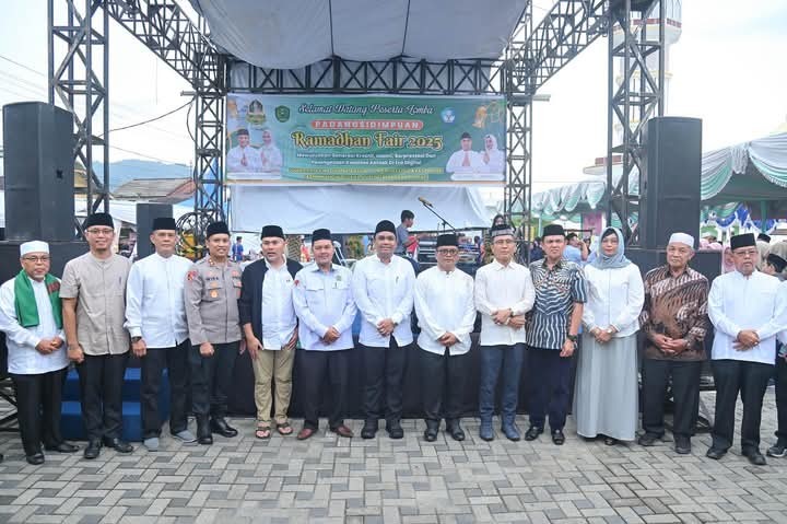 Wali Kota Letnan Dalimunthe didampingi Wakil Walikota Harry Pahlevi Harahap bersama Forkopimda Plus saat pembukaan Padangsidimpuan Ramadhan Fair Perdana.