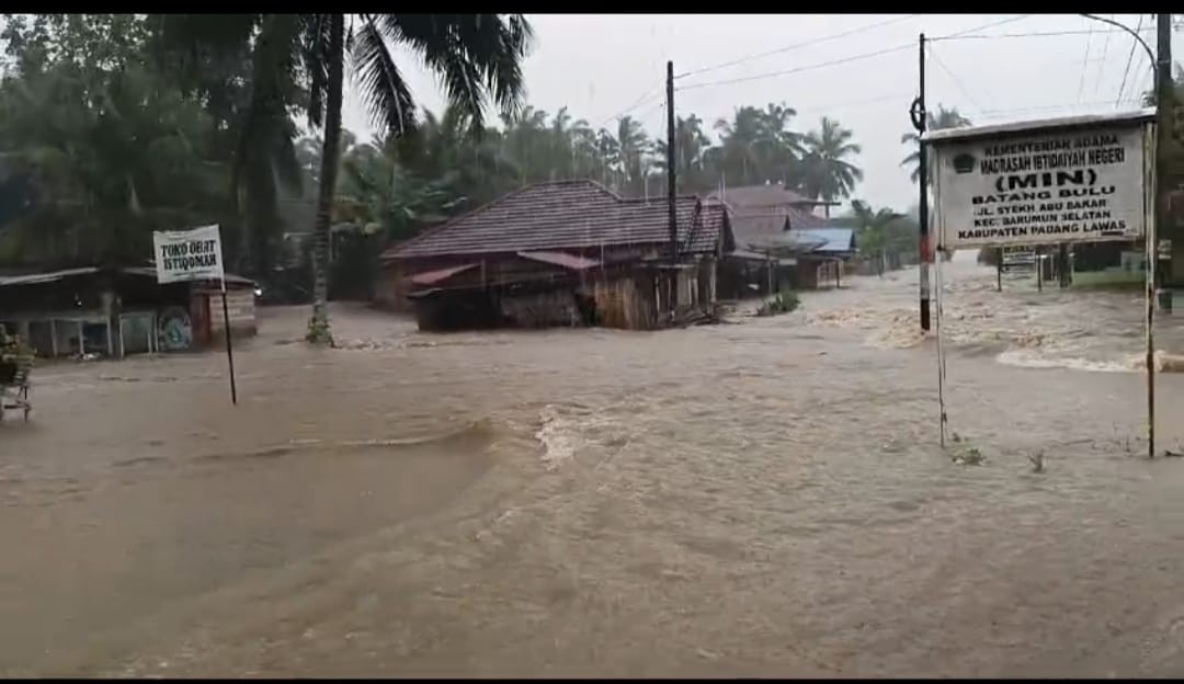Desa terendam banjir di Barumun Selatan akibat sungai Siabu meluap.